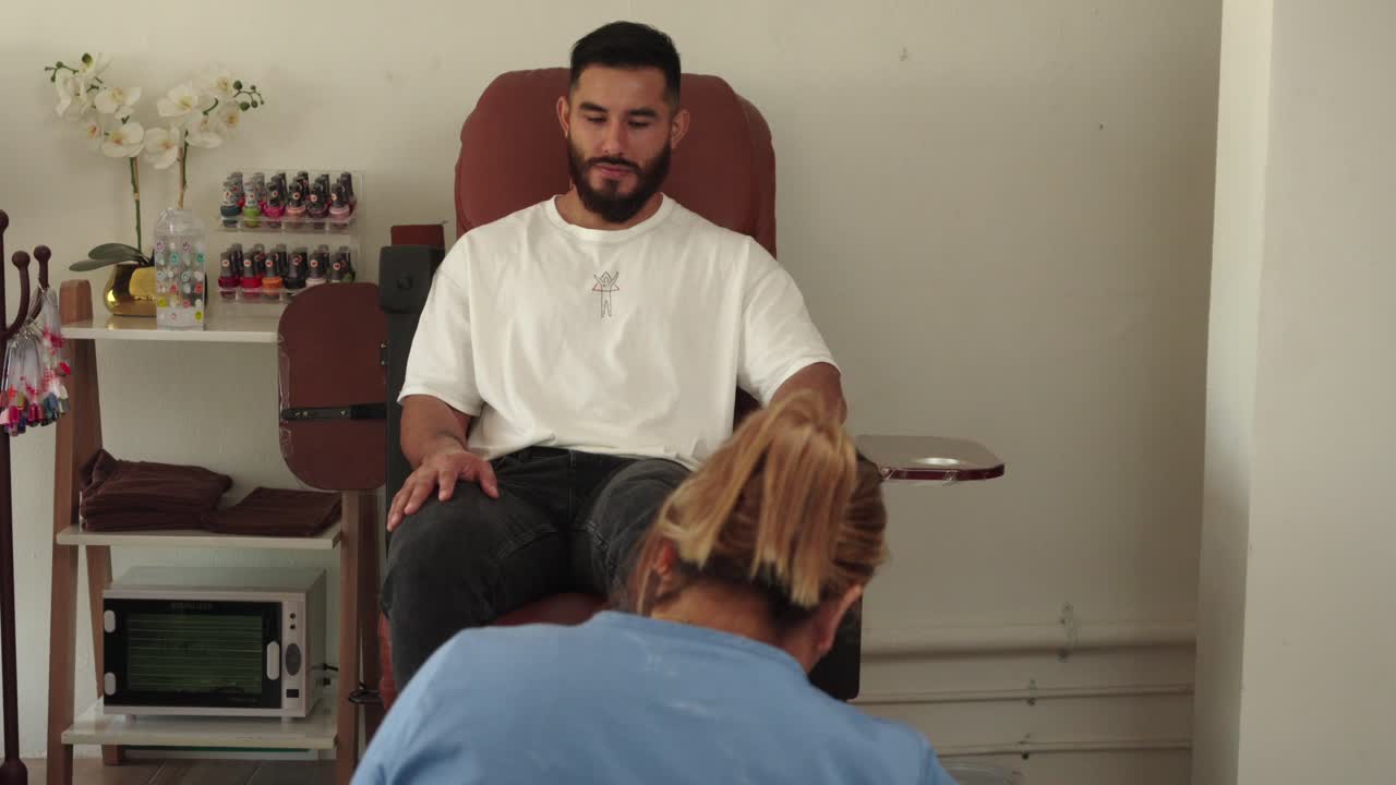 modelo latino mexicano músculo de la barba durante la pedicura procedimiento de pulido en el centro de bienestar spa resort servicio de relajación de lujo disfrutar