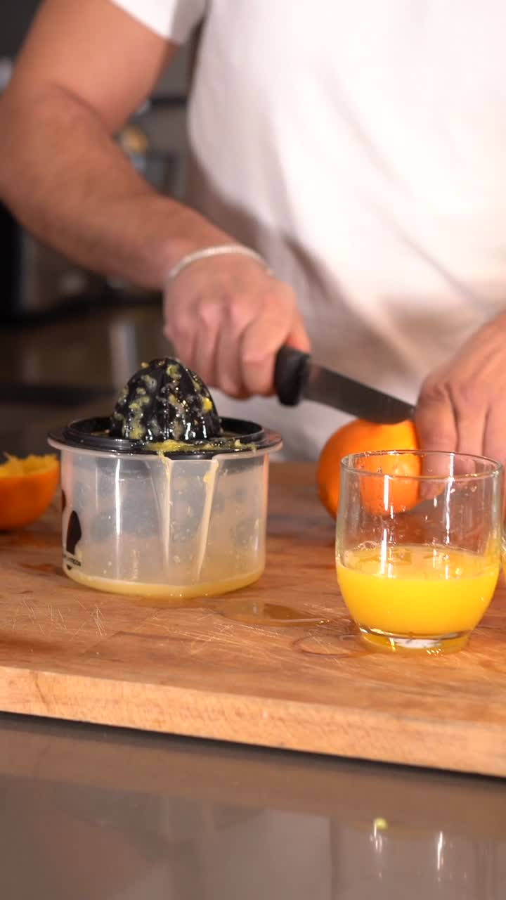 Exprimir el jugo de naranja fresco