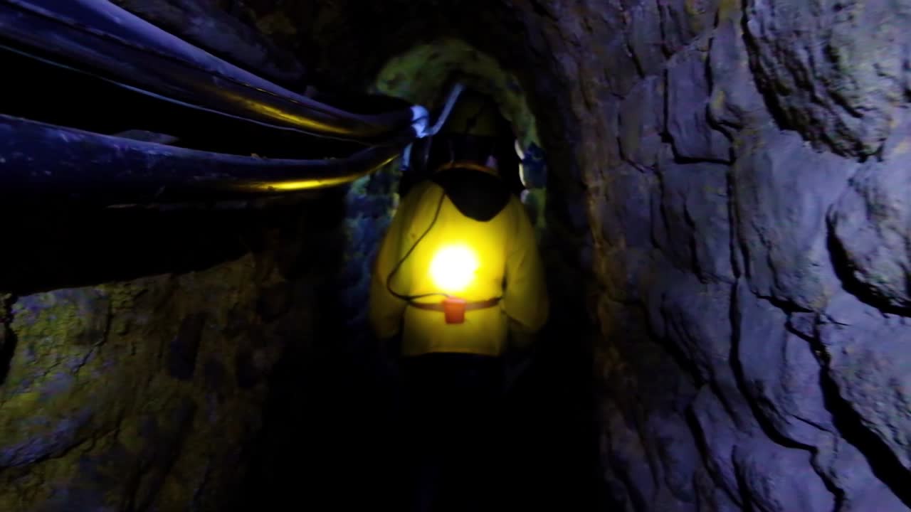 볼리비아 남미의 포토시 은광과 주석 광산을 통해 지하를 걷는 pov 샷