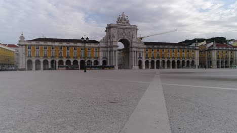 Terreiro-Do-Paço-Und-Bogen-Der-Ausgusta-Straße-In-Lissabon,-Portugal