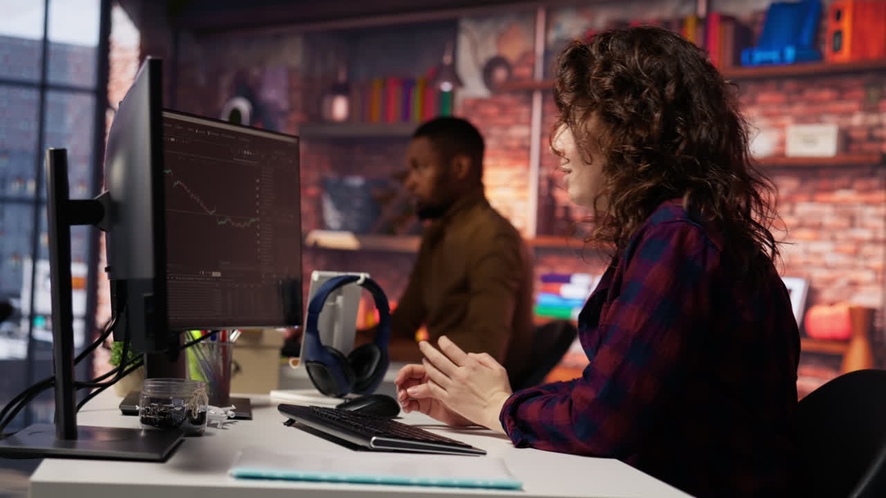 gerente de puesta en marcha por las acciones de la compañía la elevación, dando buenas noticias al equipo