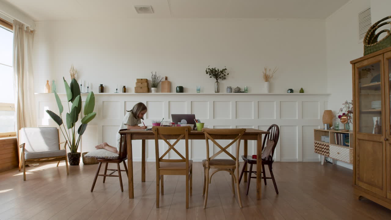 pareja feliz corriendo juntos en la ciudad mientras hablan entre ellos