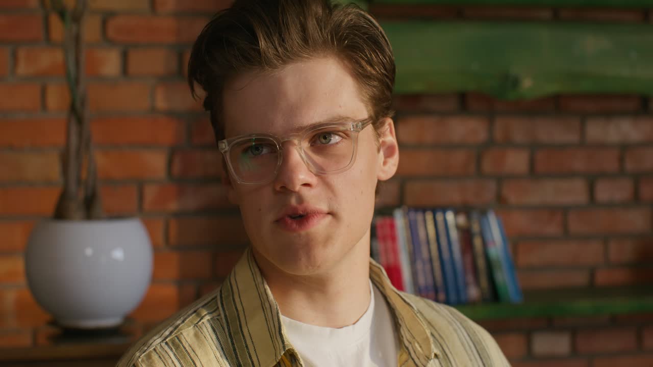 joven con ropa casual