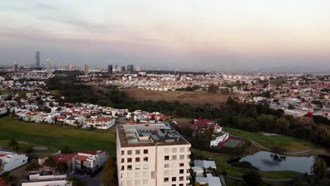 Hotel--Und-Vororthäuser-Neben-Dem-Golfplatz-In-Der-Stadt-Puebla-Bei-Sonnenuntergang