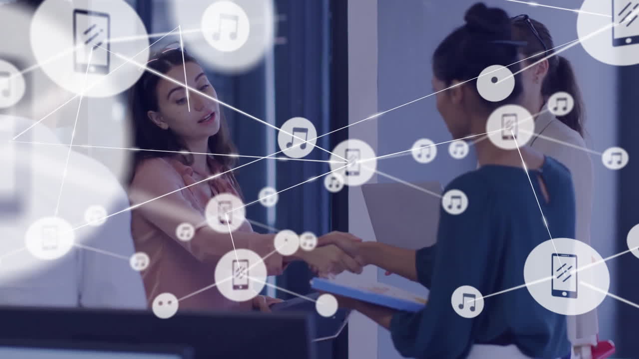 다양한 동료들이 사무실에서 만나는 동안 손을 흔드는 연결망의 애니메이션