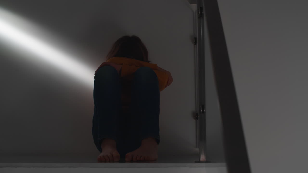 사다리에서 생각에 빠진 십대 소년