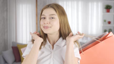 Niña-Bailando-Con-Bolsas-De-Compras.