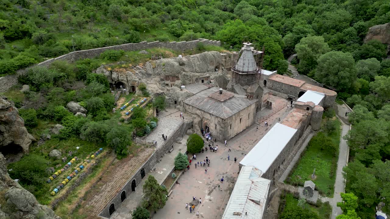 vídeo de drones de alta resolución de 4k del hermoso monasterio de geghard - armenia