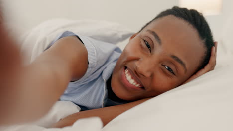despierta en la cama, feliz mujer negra belleza