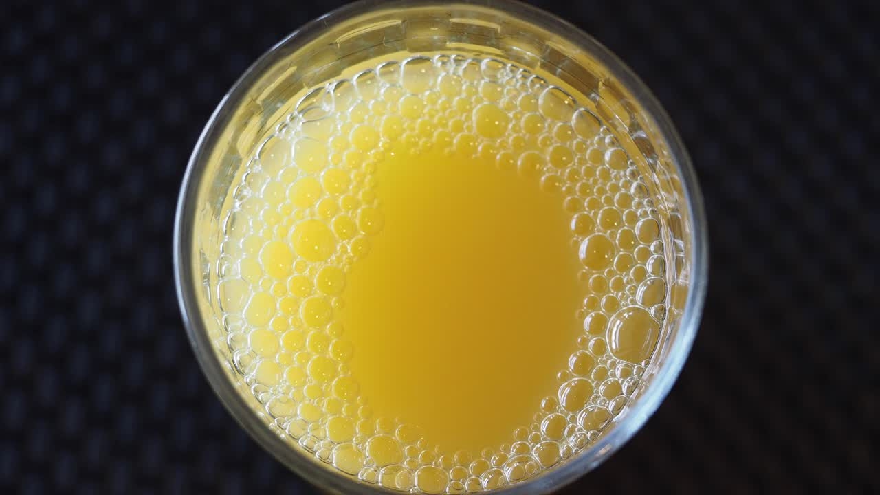 컵에 담긴 오렌지 주스