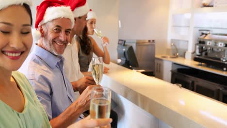Grupo-De-Amigos-Celebrando-La-Navidad-Con-Champagne
