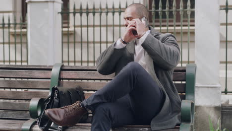 un hombre de negocios moderno y elegante en una llamada telefónica