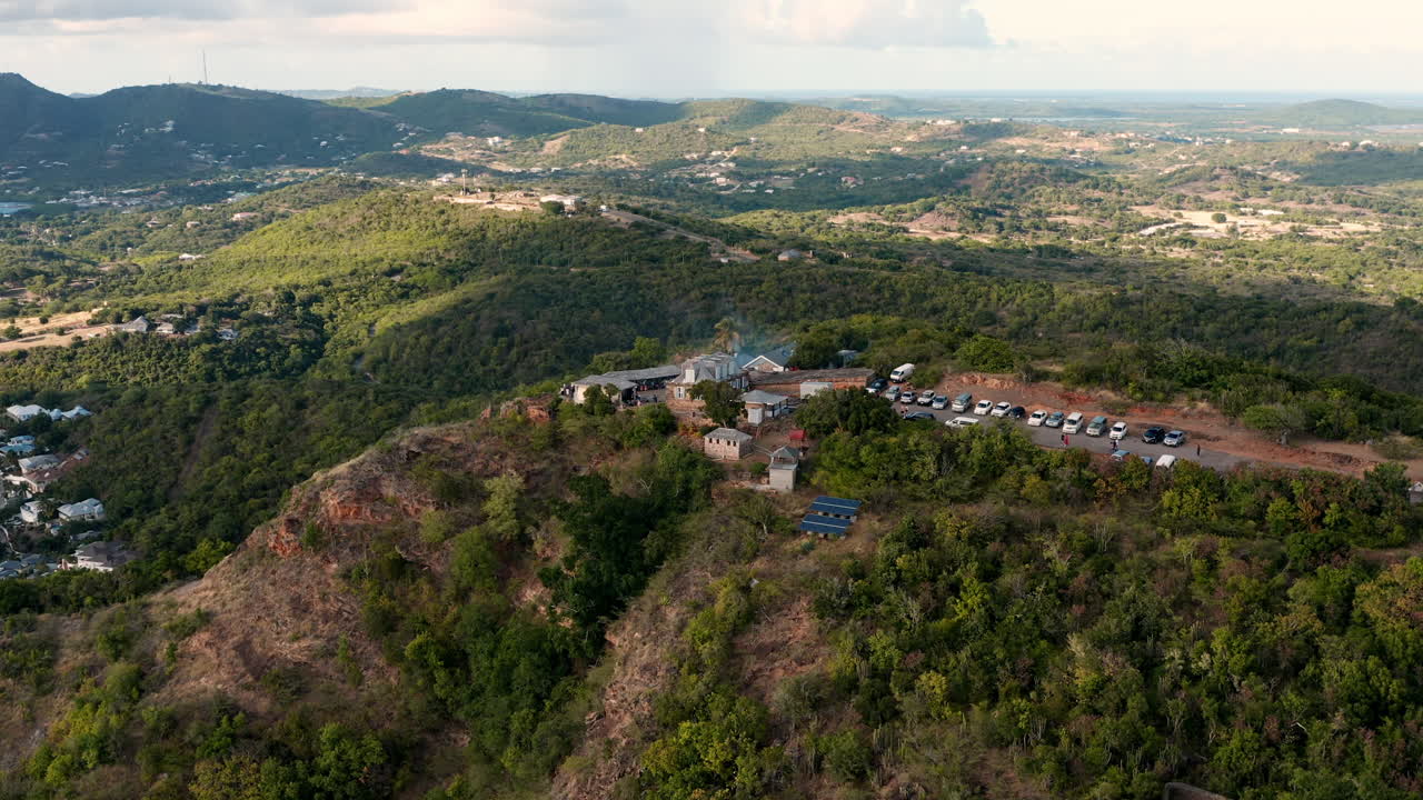 toma aérea soleada del puerto inglés en antigua, caribe con vistas de yates, veleros, puerto deportivo, bahía y acantilados