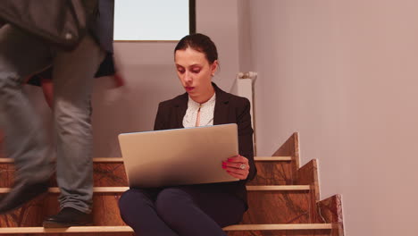 mujer de negocios trabajando demasiado con la computadora portátil