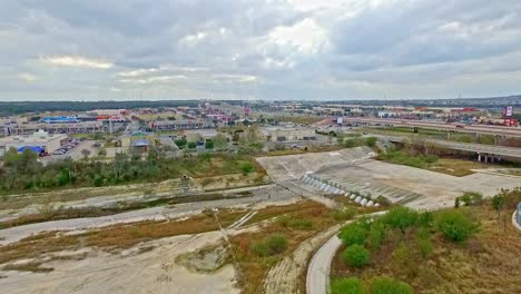 imágenes de drones que descienden lentamente hacia un área de captura de agua de llanura de inundación desde arriba de la carretera