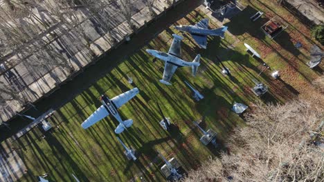 Museo-Aéreo-De-La-Fuerza-Aérea-Con-Aviones-En-El-Museo-Nacional-De-Aeronáutica-En-Argentina-Durante-El-Día-Soleado-Al-Aire-Libre