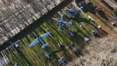museo aéreo de la fuerza aérea con aviones en el museo nacional de aeronáutica en argentina durante el día soleado al aire libre