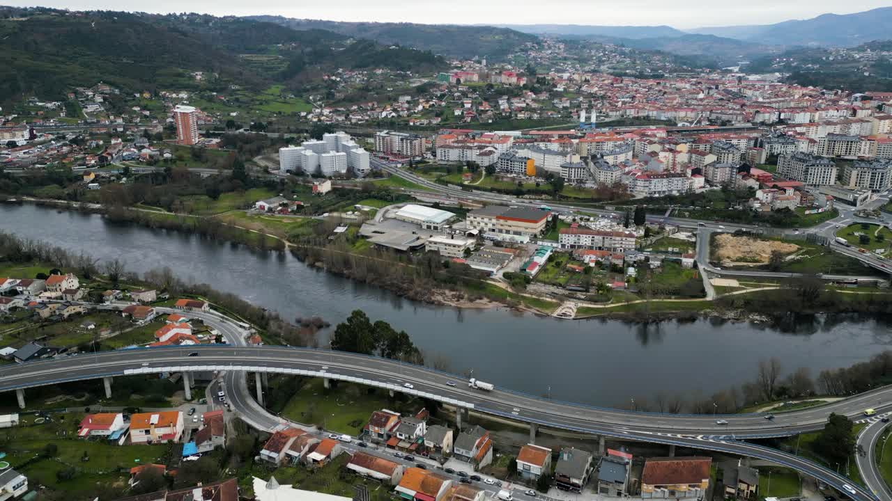 Drone che vola sopra l'autostrada a Ourense lungo il fiume verso l'area termale di Chavasqueira