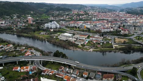 Drone-Vuela-Sobre-La-Autopista-En-Ourense-A-Lo-Largo-Del-Río-Hasta-La-Zona-Termal-De-Chavasqueira