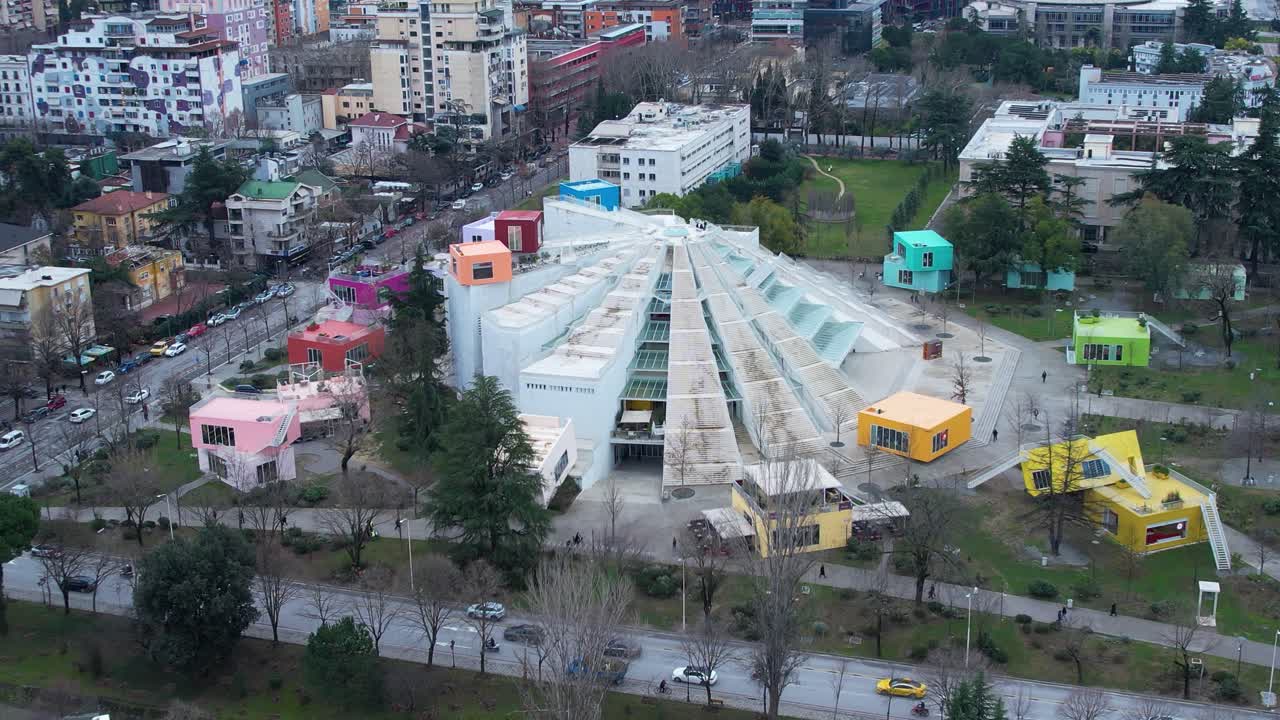 Pirâmide de Tirana com edifícios cúbicos coloridos e vias de trânsito urbano