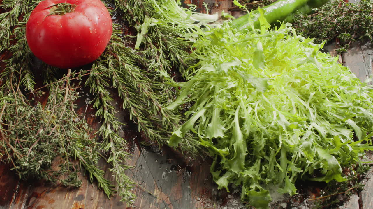ensalada de hierbas frescas y verduras en la mesa
