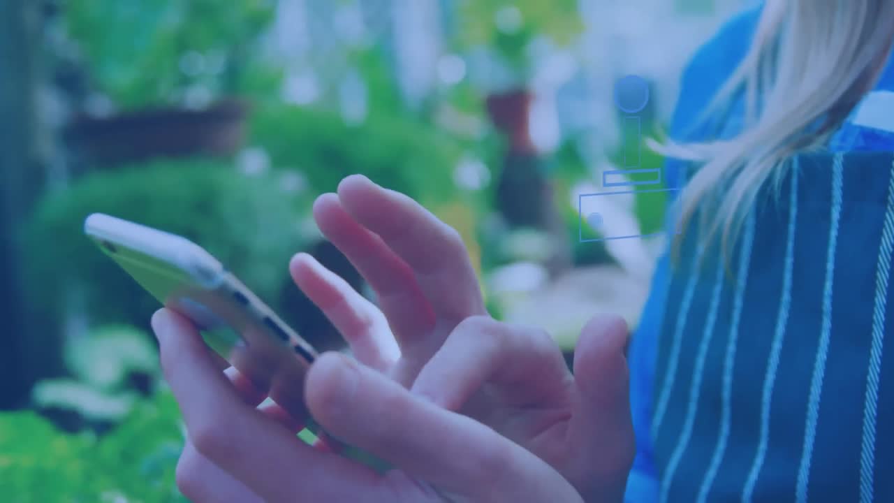 animación de controlador de juego retro sobre la sección media de la mujer caucásica usando la aplicación en el teléfono celular.