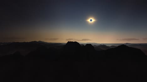 Paralaje-Sobre-Las-Montañas-Como-Momento-De-Totalidad-Del-Eclipse-De-La-Luna-En-Las-Llamaradas-Del-Sol