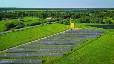 Feld-Aus-Solarmodulen-Zur-Erzeugung-Sauberer,-Nachhaltiger-Energie---Animation-Von-Licht,-Batteriestrom