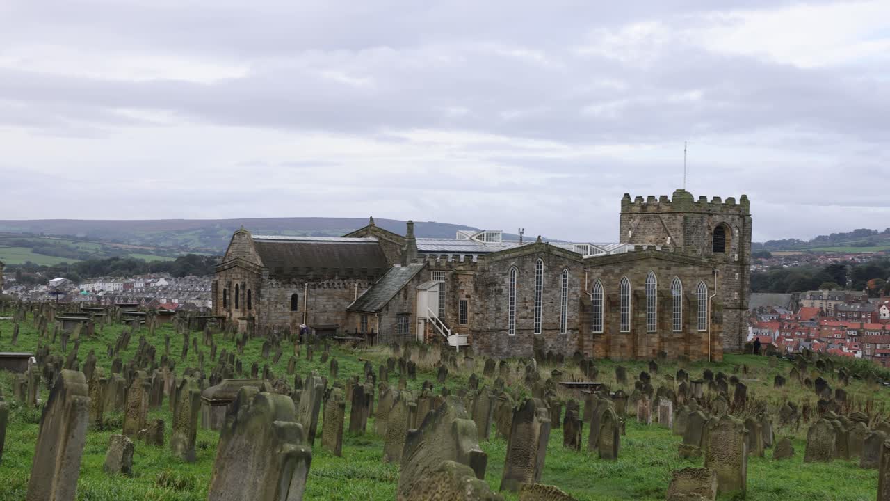 fotografía lenta de un cementerio y la histórica ciudad de whitby, yorkshire