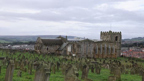 Langsame-Schwenkaufnahme-Eines-Friedhofs-Und-Der-Historischen-Stadt-Whitby,-Yorkshire