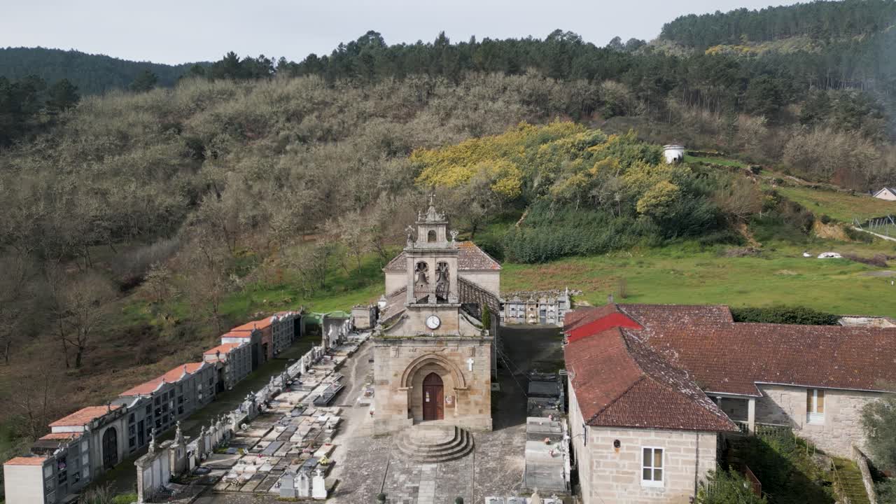 drone desciende a santa maría de punxin en ourense galicia españa puertas de entrada delanteras y cementerio