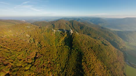 Fpv-Fährt-über-Das-Wachautal-Und-Nähert-Sich-Langsam-Dem-Malerischen-Aggstein-In-Warmem-Licht