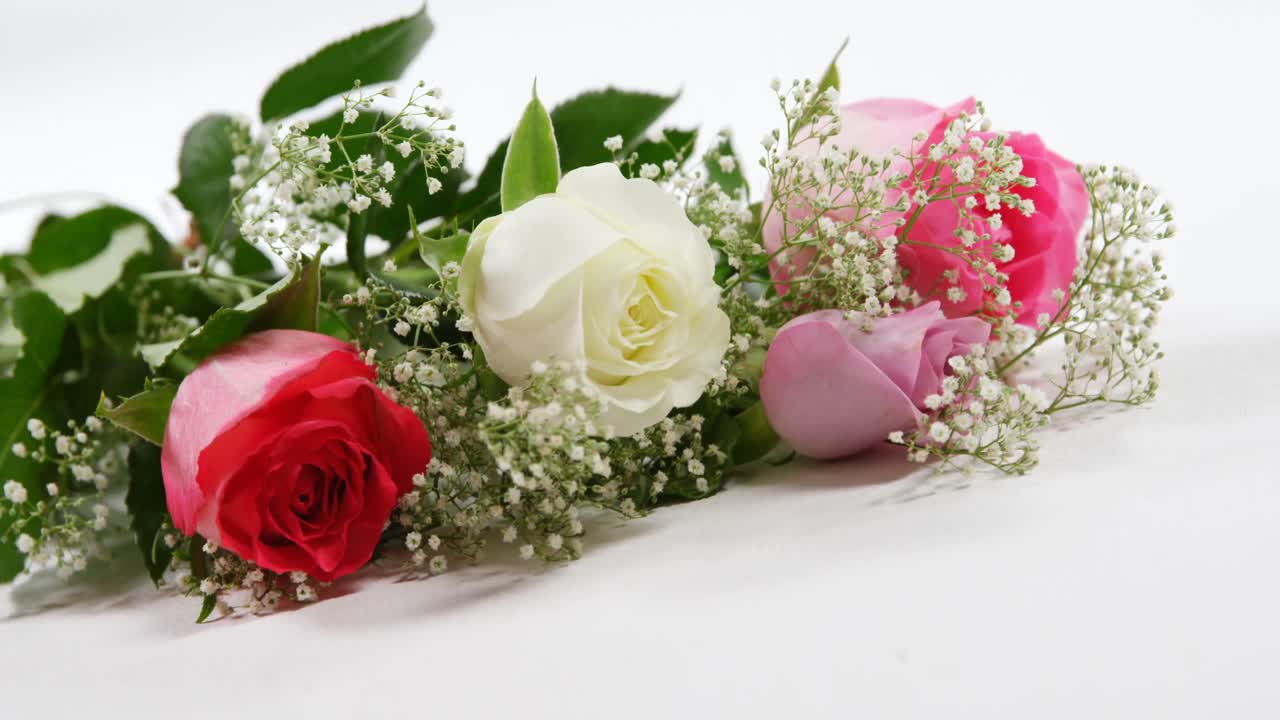 Bouquet di rose rosse, bianche e rosa su sfondo bianco 4k