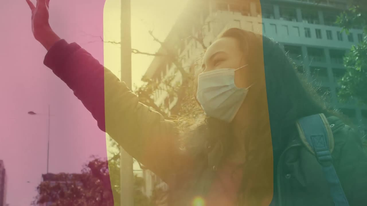 얼굴 마스크를 입은 두 인종의 여성 위에 기니의  ⁇ 발의 애니메이션