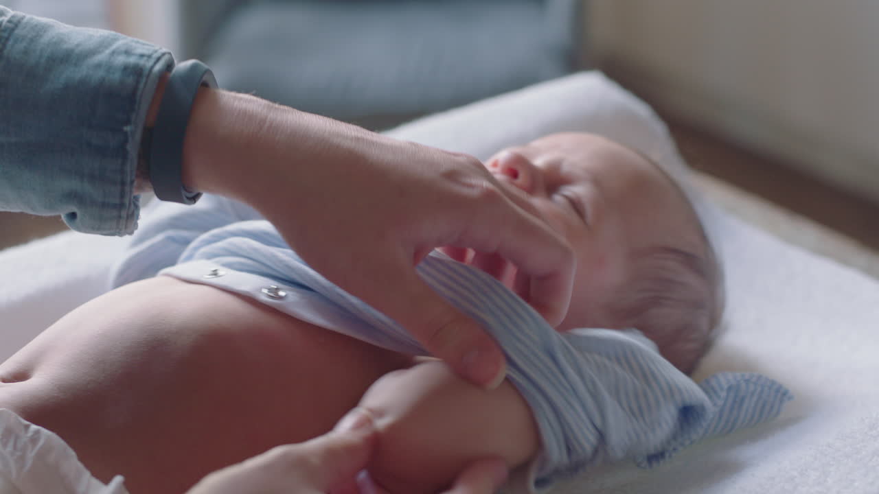 giovane madre che veste il bambino infelice bambino che piange madre gentile che si prende cura del bambino che alleva il suo bambino a casa