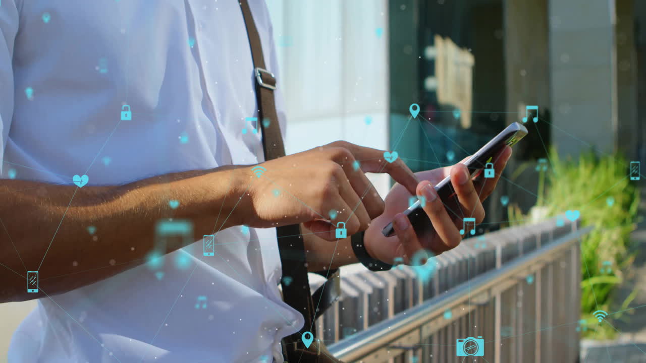 animación de iconos conectados con líneas sobre la sección media de un hombre biracial desplazándose en un teléfono inteligente