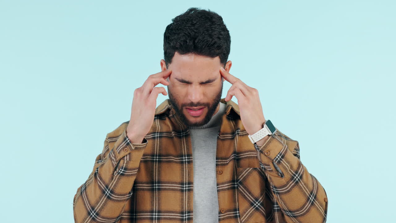 dolor de cabeza, estrés y hombre con dolor en el estudio