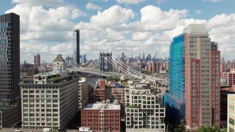 Skyline-Von-New-York-City-Mit-Manhattan-Bridge-Im-Vordergrund,-4K-Drohnenaufnahme