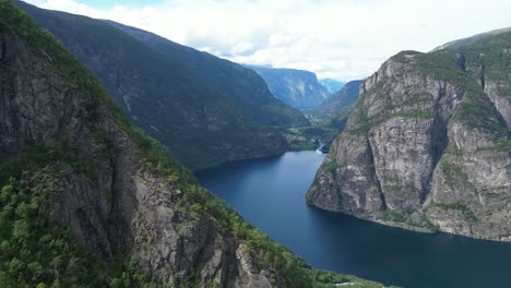 See-Vassbygdevatnet-In-Norwegen---Malerische-Naturlandschaft-In-Aurland,-Vestland---Luftaufnahme