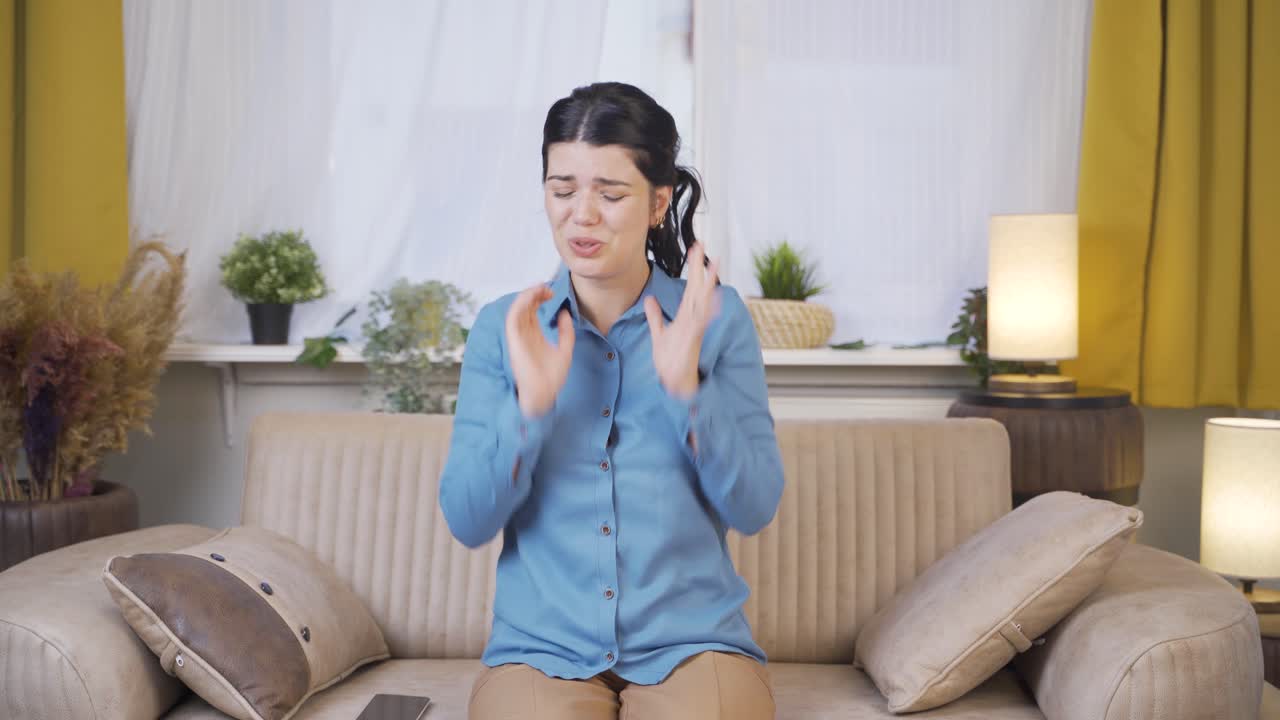 무능하다고 느끼는 젊은 여성은 화가 납니다.