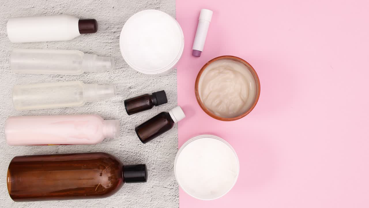 피부 관리 화장품 제품을 가진 병은 테이블에서 움직입니다. 움직임을 멈추십시오.