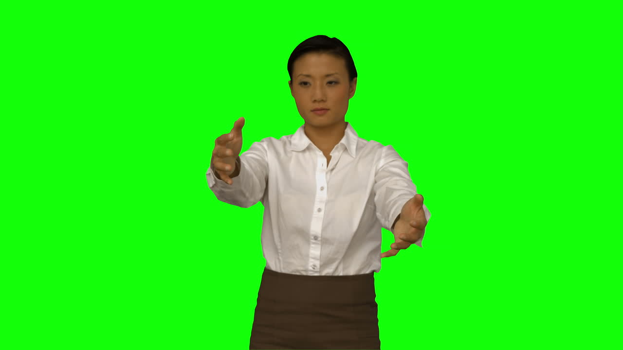 mujer de negocios presentando con las manos