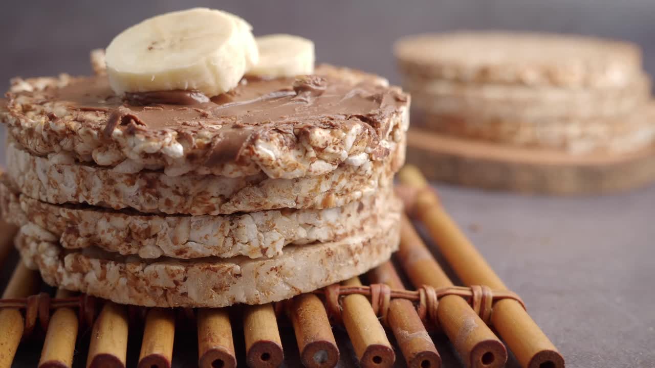 Primo piano di gallette di riso impilate con cioccolato e banana
