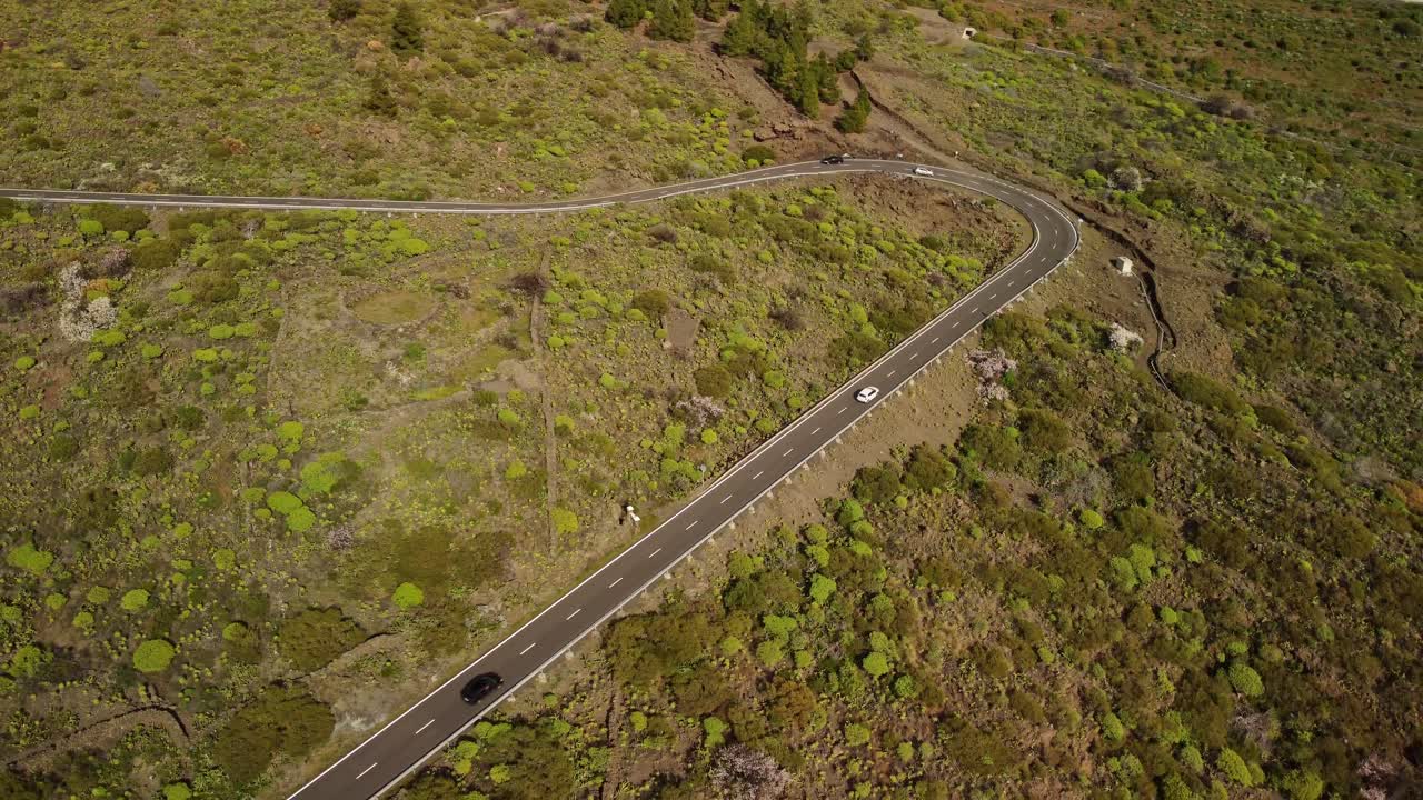 carretera curva en la zona montañosa de la isla de tenerife, vista aérea de la órbita