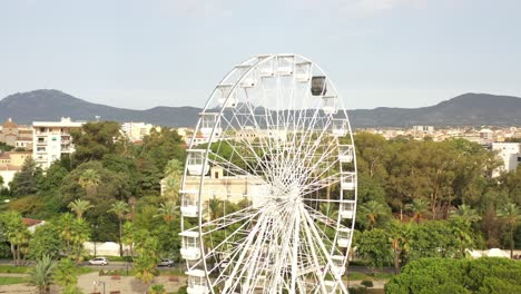 Schöner-Flug-Zu-Einem-Riesenrad-Im-Park-Bei-Olbia-Auf-Sardinien