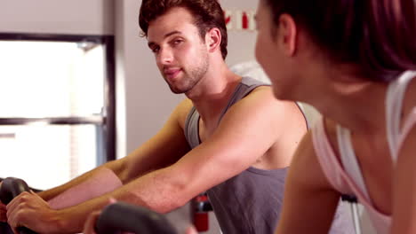 personas que hacen ejercicio con bicicletas de ejercicio