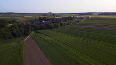 Espectacular-Vista-Aérea-Superior-Pueblo-De-Vuelo-En-Austria-Europa-Campo-Pradera-Carretera-Puesta-De-Sol-Verano-23