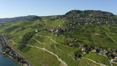 Volando-Hacia-El-Pueblo-De-Grandvaux-En-Terrazas-De-Viñedos-De-Lavaux,-Suiza---Toma-Aérea-De-Drones