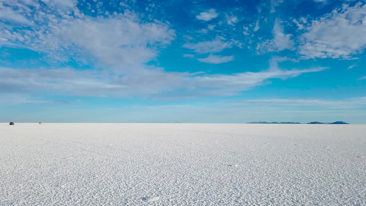 푸른 하늘과 산을 배경으로 한 소금 사막의 놀라운 풍경, 살라 데 우유니