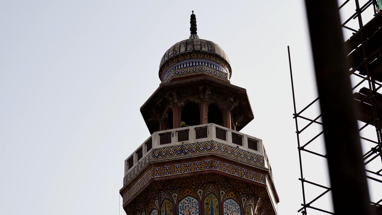 vídeo del minarete de la famosa mezquita masjid wazir khan en la ciudad amurallada de la puerta de delhi de lahore, pakistán